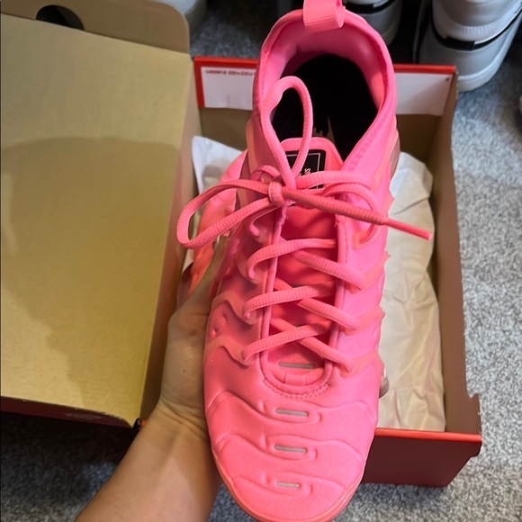 Nike Women's Air Vapormax Plus ‘Hyper pink’ - Picture 2 of 4